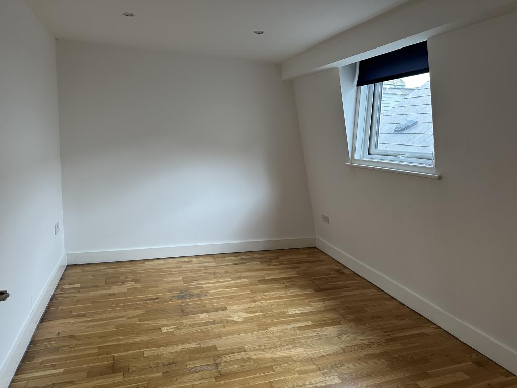 Lot: 51 - ONE-BEDROOM TOP FLOOR FLAT - Bedroom